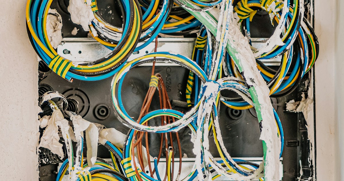 Cableado eléctrico y cables dentro de una caja de conexiones
